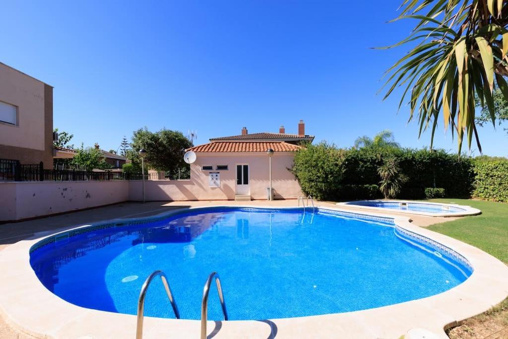 Adosado Con Jardin En Los Xalets De Salou Luaran gambar