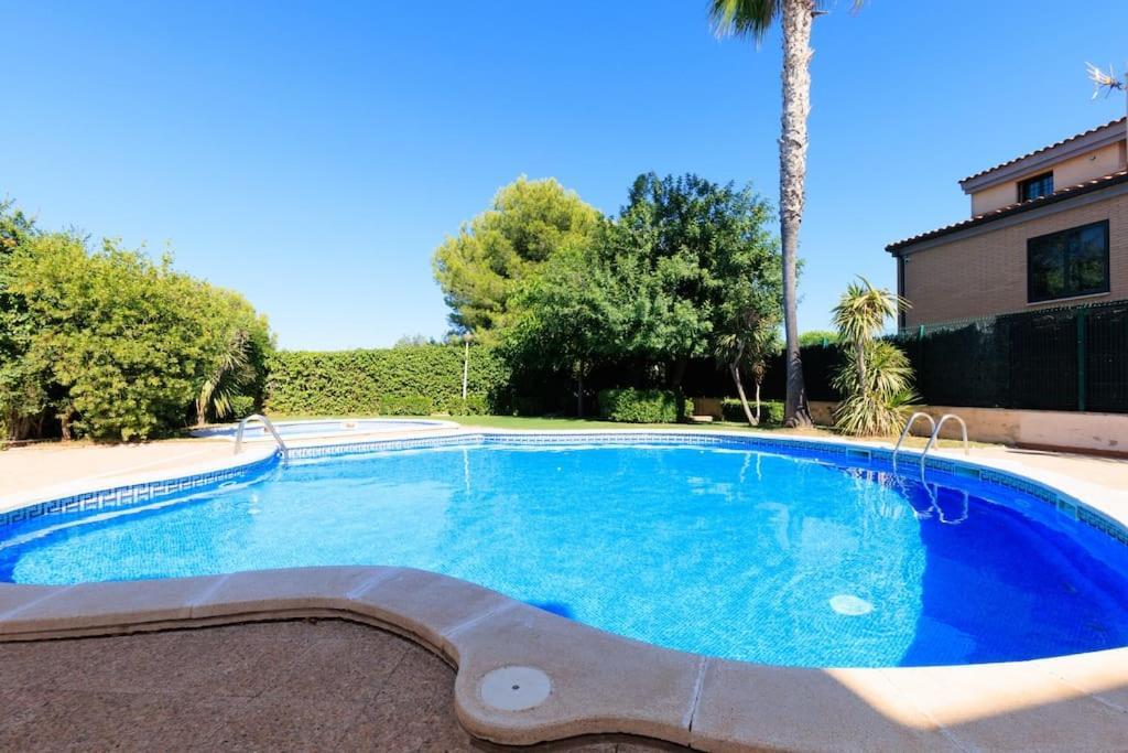 Adosado Con Jardin En Los Xalets De Salou Luaran gambar